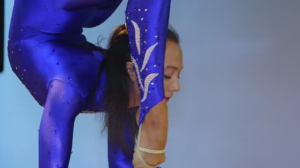 Vrouw acrobat in prachtig pak optredens op talentenjacht — Stockvideo