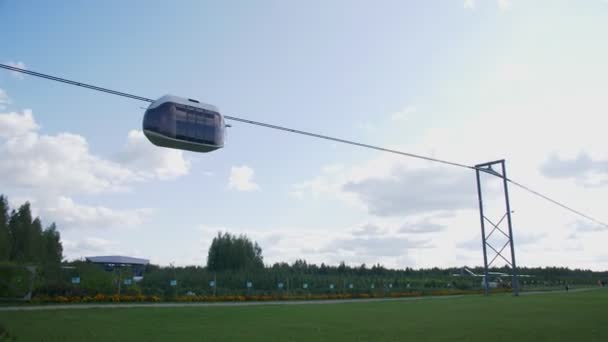 Unibus drives ao longo do viaduto ferroviário em terra de teste — Vídeo de Stock