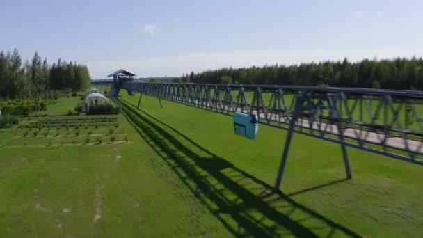 Unicar conduce a lo largo de ferrocarril de paso elevado por encima de la vista aérea hierba — Vídeo de stock