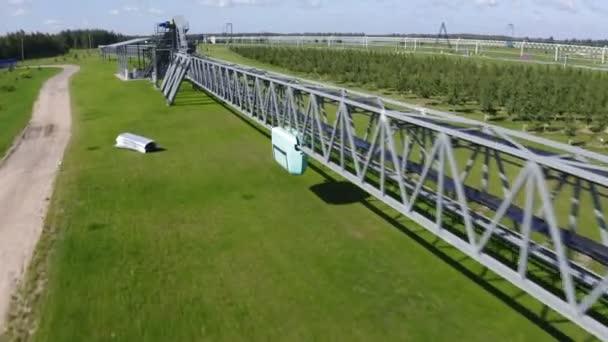 Telecamera segue guida unicar alla stazione di cavalcavia vista superiore — Video Stock