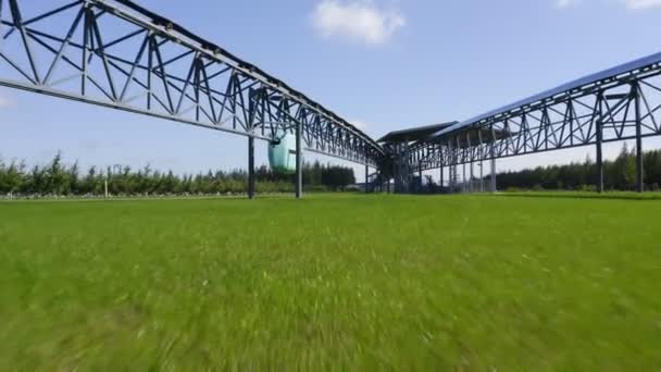 Chiudere movimento superiore sopra l'erba al trasporto skyway sotto il cielo — Video Stock