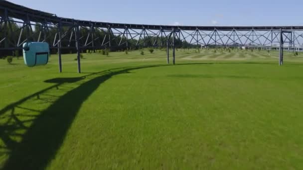 Antenne beweging voorbij unicar vervoer over gras zonnige dag — Stockvideo