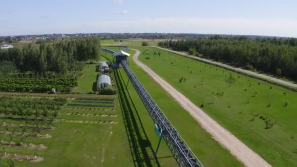 Skyway véhicule conduit devant le jardin et les serres aériennes — Video