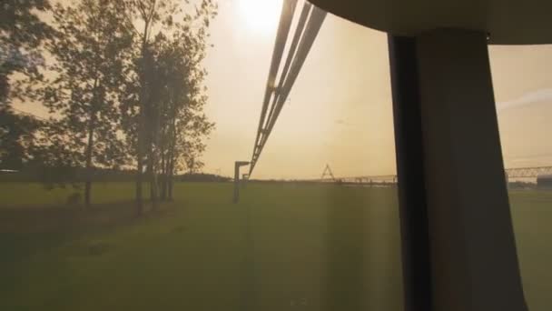 Viaje por nuevo unibus seguro sobre campo verde en terreno de prueba — Vídeos de Stock