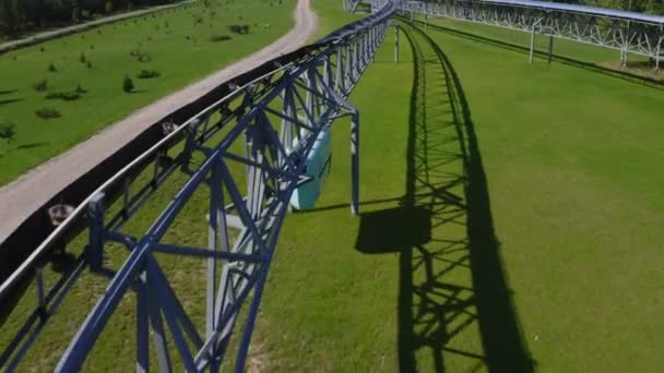 Skyway-Fahrzeug fährt an Bahnüberführung vorbei — Stockvideo