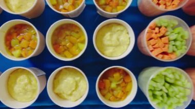 Masanın üstünde değişik lezzetli yemekleri olan abur cubur barı.