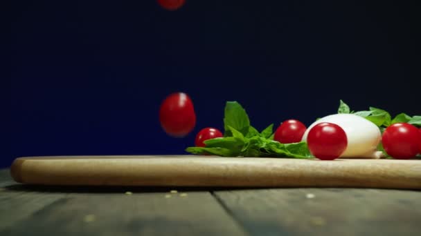 Tomates cherry caen en la mesa de la cocina cámara lenta — Vídeo de stock