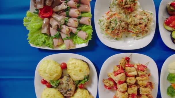 Deliciosos lanches na mesa no buffet de perto vista superior — Vídeo de Stock