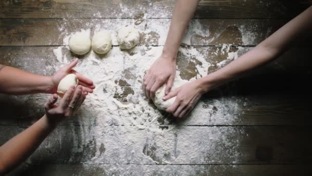 Panettieri lavorare con pasta su scrivania di legno con vista superiore farina — Video Stock