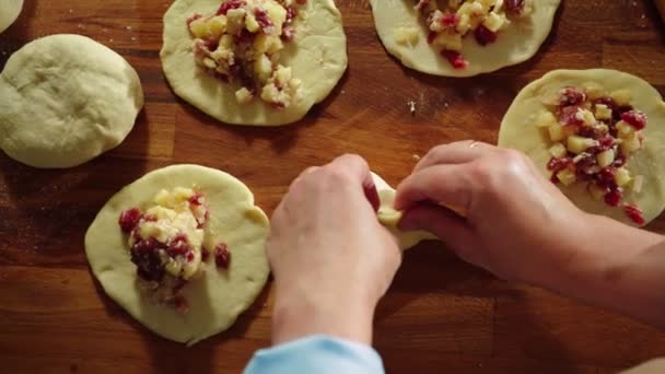 女人在厨房里做传统的馅饼上层慢动作 — 图库视频影像