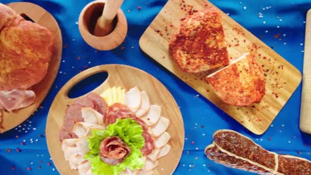 Movimiento por encima de delicioso jamón fresco servido en la mesa en buffet — Vídeo de stock