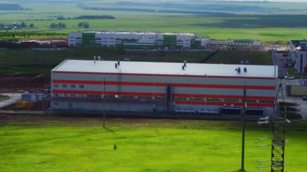 Виробничий склад заводу біля зеленого газону вид зверху — стокове відео