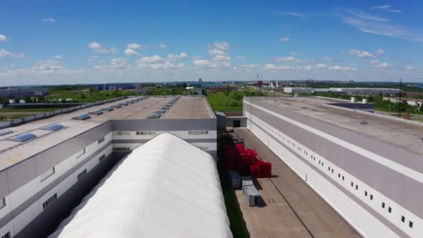 Movimento aereo sopra tetti officina edificio sotto il cielo blu — Video Stock