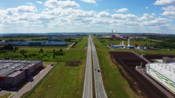 Route entre les bâtiments d'atelier sous le ciel vue aérienne — Video