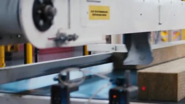 Atölyedeki taşıma bandındaki kaya yünü termal yalıtımı