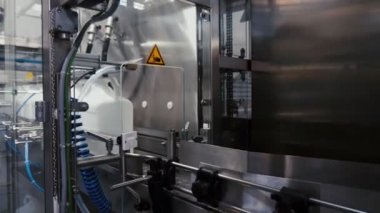 Üretim hattındaki sıvı gübreler için plastik kaplar