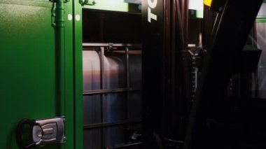 Tesisteki makine aracının içindeki orta büyüklükteki konteynır