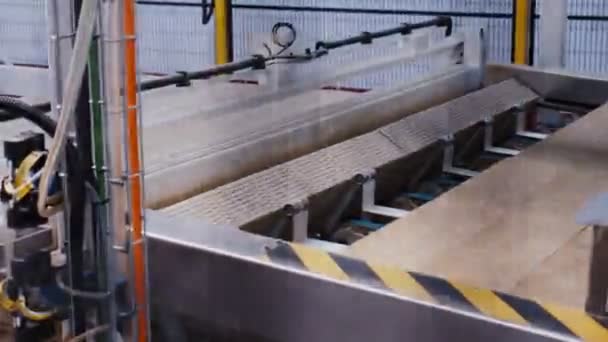 Thermische isolatie van steenwol die door de productielijn wordt vervoerd — Stockvideo