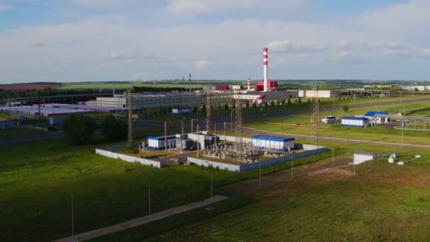 Subestação elétrica perto de complexo industrial vista aérea — Vídeo de Stock