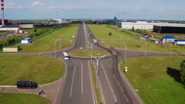 Jonction routière près de l'usine de production contre ciel bleu aérien — Video