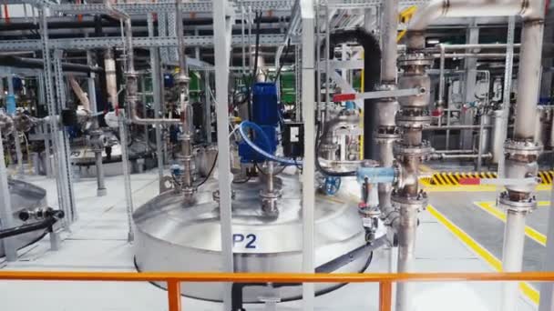 Réservoirs métalliques et pipeline dans un atelier spacieux léger — Video
