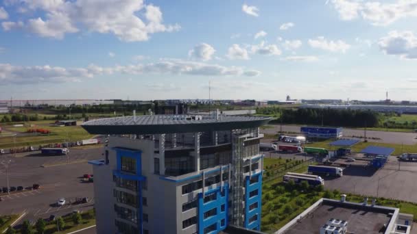 Kantoorgebouw en parkeerplaats bij industrieel complex antenne — Stockvideo