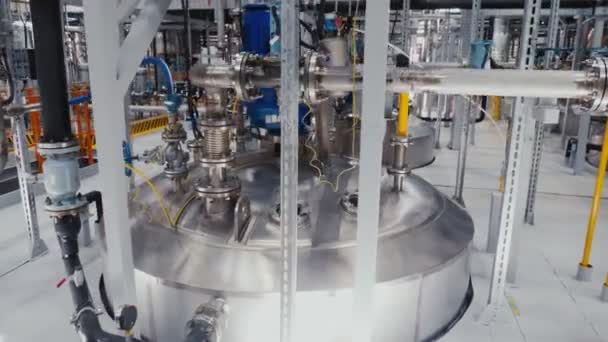 Огромная металлическая цистерна для жидких удобрений в цехе завода — стоковое видео