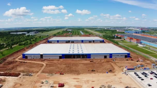 Staveniště obrovského moderního skladu letecké panorama — Stock video