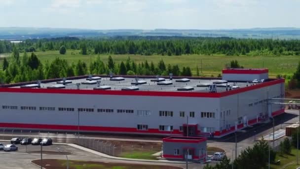 Produktionsgebäude in der Nähe von grünem Wald aus der Vogelperspektive — Stockvideo