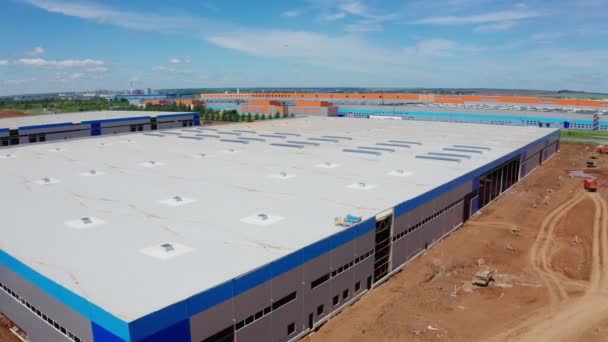 Bouw van nieuwe grote opslagruimte onder Blue Sky Luchtfoto — Stockvideo