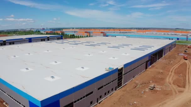 Construction D'un Nouveau Grand Stockage Sous Le Ciel Bleu Vue Aérienne — Video