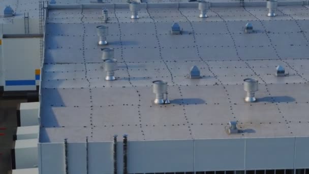 Крыша завода с металлическими дымоходами вид сверху — стоковое видео