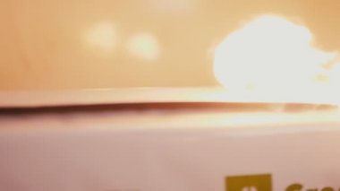 Yalıtım malzemelerinde delikler açıyorlar. Alevler yavaş çekimde.