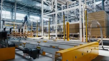Makine, taş termal izolasyonunu dükkandaki yığından alır