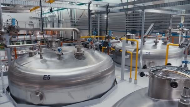 Tanques de produção enormes para fertilizantes que produzem na fábrica — Vídeo de Stock