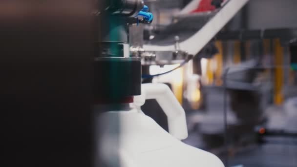 화학 비료 작업장 이 있는 통에 병뚜껑을 놓는 기계 — 비디오