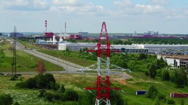 Elektromos vezetékek torony közelében nagy termelési létesítmény légi kilátás — Stock videók