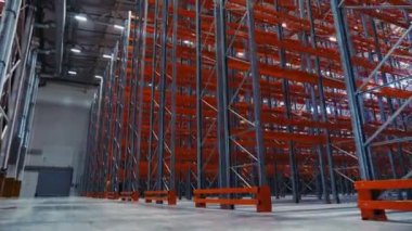 Modern geniş depoya yüklenmiş boş metal raflar