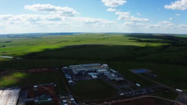 Yeşil alan hava görüşüne karşı üretim kompleksi alanı