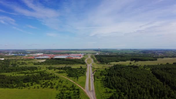 Nová dálnice přes zelenou louku s leteckým výhledem na stromy — Stock video