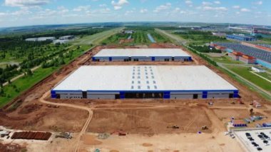 Üst manzaralı devasa depolama binalarının açık inşaat sahası