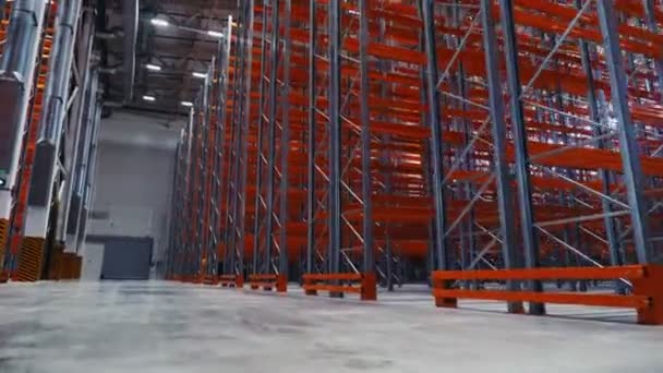 Řady regálů s červenými prkny ve skladu nízký úhel výstřelu — Stock video