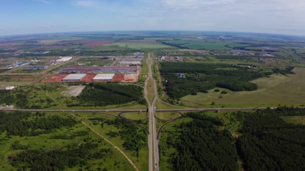 Autostrada da complesso industriale con cantiere aereo — Video Stock