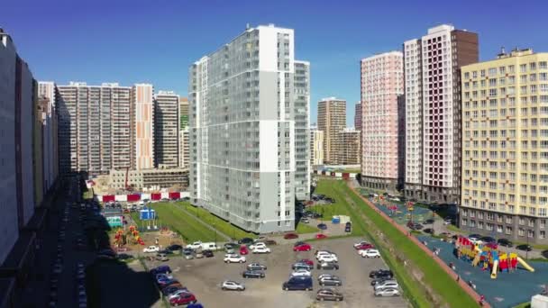 Distrito de vivienda con edificios y vista aérea al parque infantil — Vídeo de stock