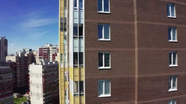 Nieuw appartementencomplex in woonwijk bovenaanzicht — Stockvideo