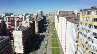 Modern sokak yolu yeni yerleşim bölgesi hava manzaralı.