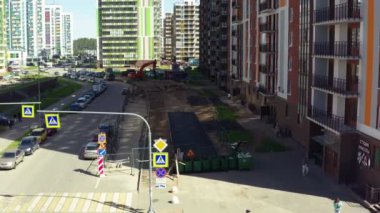 Konut bölgesinde çok katlı bina yakınında yeni bir yol