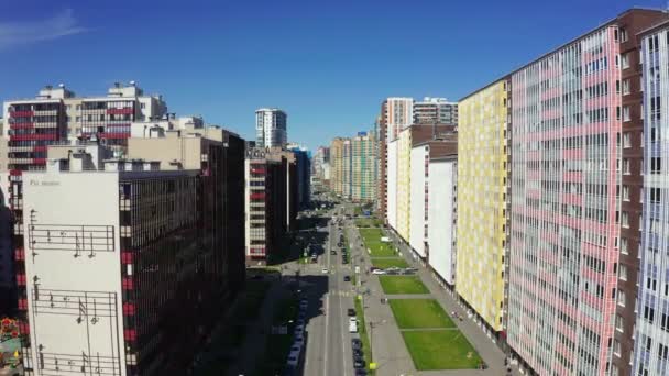 Luftbewegung über Straße durch neues Wohngebiet — Stockvideo