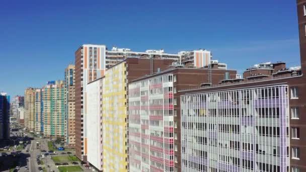 Fachadas de edificios de varios pisos bajo cielo despejado aéreo — Vídeo de stock