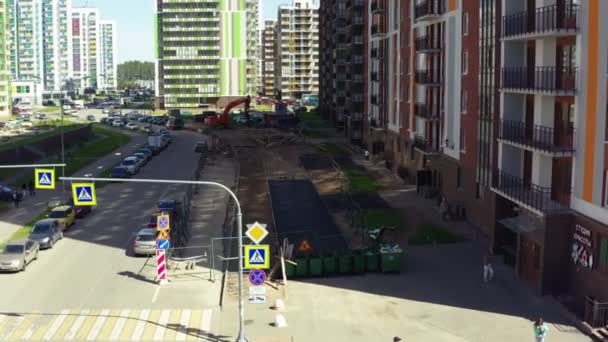 Nieuwe weg in de buurt van multistory gebouw in woonwijk bovenste — Stockvideo